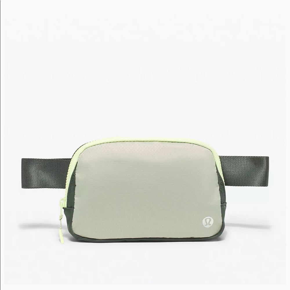 Lululemon Everywhere belt bag